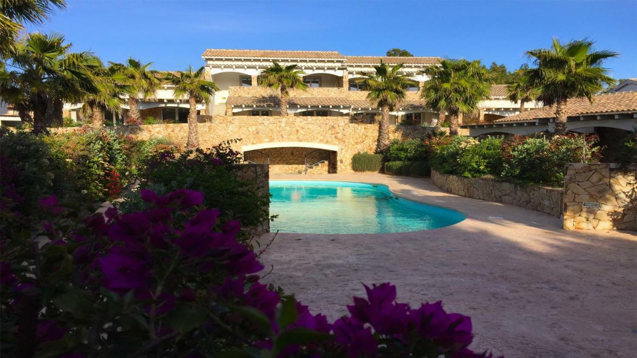 Residence Elegance Ville Ed Appartamenti A Porto Pino Exterior foto